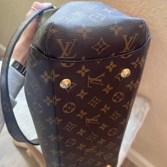 Monogram Canvas Montaigne GM- Large Travel Handbag removable strap. Lock/ key 🔐 - Picture 10 of 13